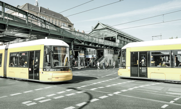 Zwei Straßenbahnen im städtischen Umfeld