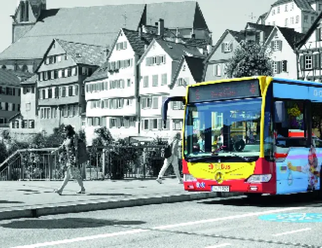 Tübingen_Bus auf Neckarbrücke